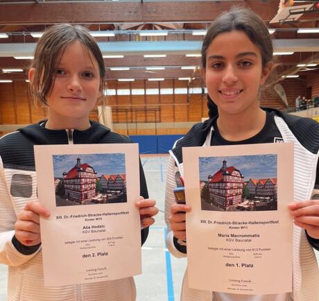 Alia und Maria mit ihren Urkunden beim Hallensportfest