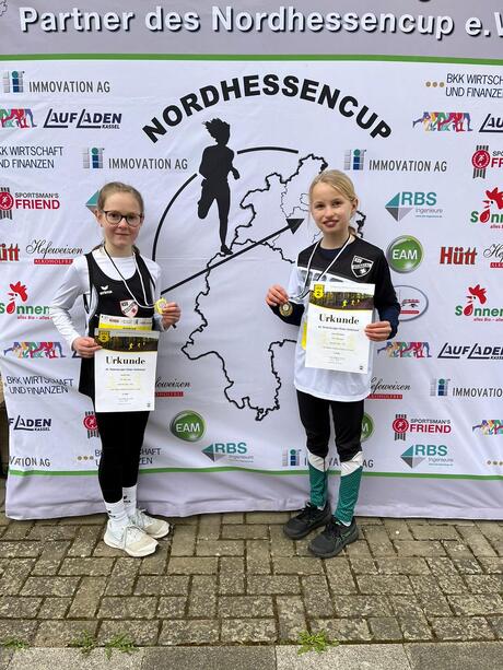 Lenja und Lara sammeln schon fleissig Wertungspunkte, Medallien und Urkunden im NHC