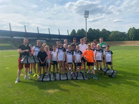 Übergabe der Trainingstaschen beim Training im Parkstadion