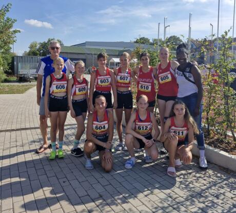 Im Bild von links nach rechts (hinten), Volker Schaub (Trainer GSV Eintracht Baunatal) Lara Guzowski, Lenja Lenz, Emma Braun, Marit Heermann, Maria Mavrommatis, Marlene Frede, Esther Leipold (Trainerin KSV Baunatal), vorn  von links, Carlotta Eckhardt, Enola Sterz und Luzie Spahn.