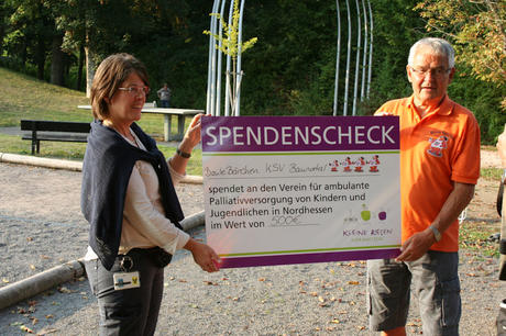 Anke Griesel und Erwin Forsch präsentieren stolz den Scheck | © KSV Baunatal e.V. | Pétanqué | 2020