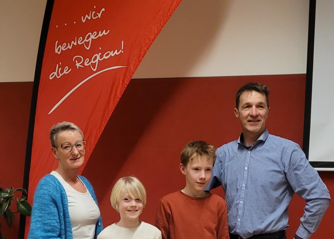 Abteilungsleitung Radsport Outdoor mit den beiden geehrten Maximilan Kurz und Paul Brauer Abteilungsleitung Radsport Outdoor mit den beiden geehrten Maximilan Kurz und Paul Brauer