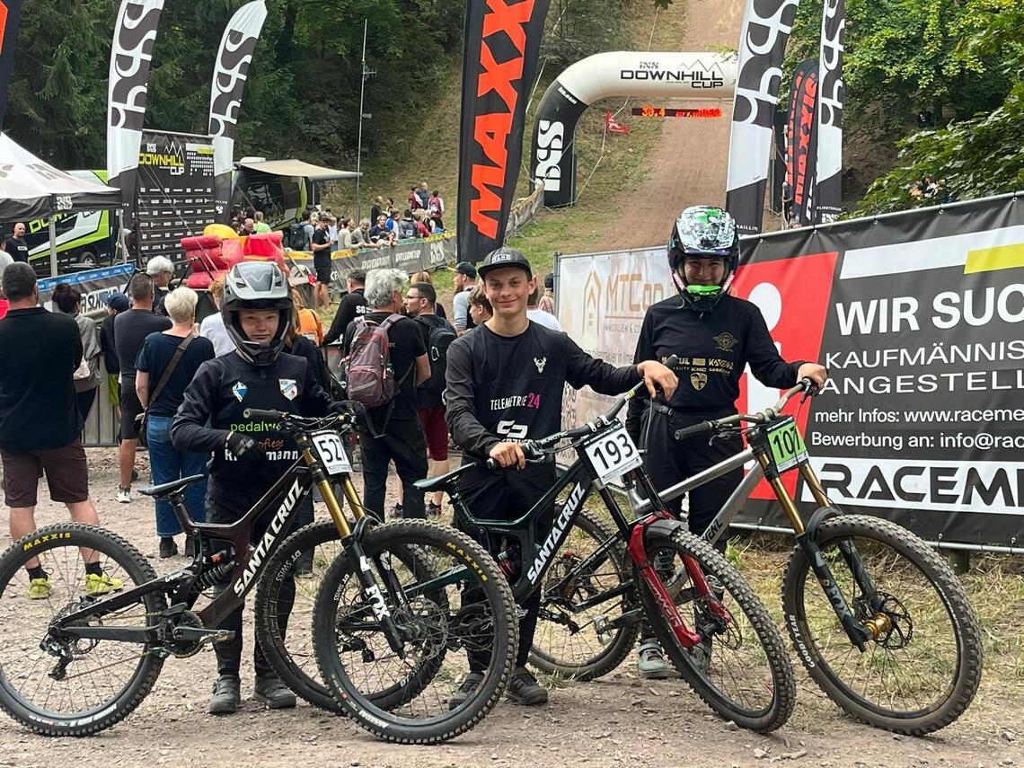 Mattis Riechmann , Til Holzhauer und Julia Hensmanns an der "Absoluten Abfahrt" Mattis Riechmann , Til Holzhauer und Julia Hensmanns an der "Absoluten Abfahrt"