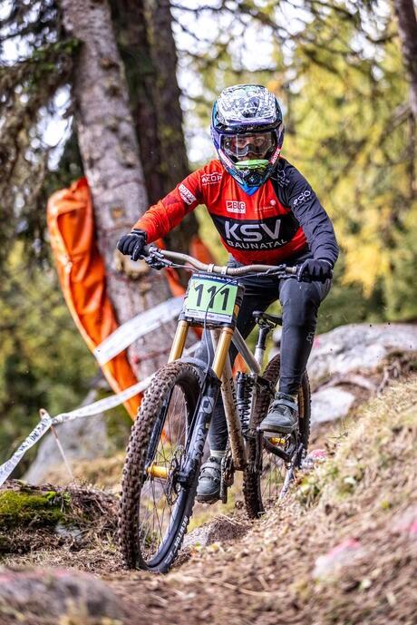 Julia fährt beim Downhill und Enduro gerne schnell bergab ;-) Julia fährt beim Downhill und Enduro gerne schnell bergab ;-)