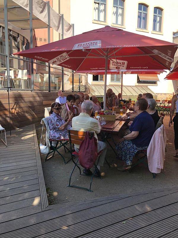Abendessen im Biergarten | © KSV Baunatal, Abteilung Wandern, 2019 Foto eines Biergarten mit Wanderern | © KSV Baunatal, Abteilung Wandern, 2019