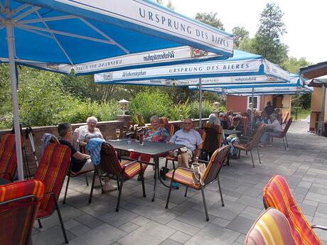 Foto eines Biergartens mit Wanderern | © KSV Baunatal, Abteilung Wandern, 2019