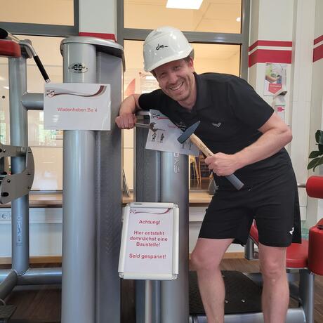 Studioleiter Christoph bei der Renovierung des Fitnessstudios