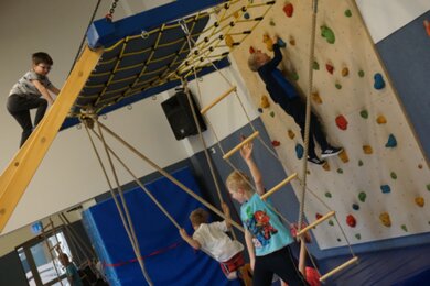 Kinder spielen im Actioncenter