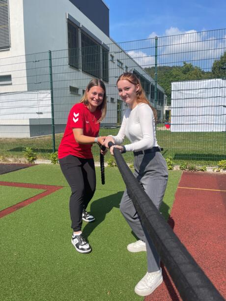 Teamwork: FSJ-lerin Annika Scheiter und Auszubildende Korena Mizelli ziehen an einem Strang!