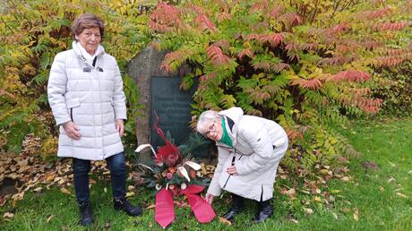 Die beiden Mitglieder des Ältestenrates Margot Hatje (l.) und Christine Lutze (r.) bei der Kranzniederlegung