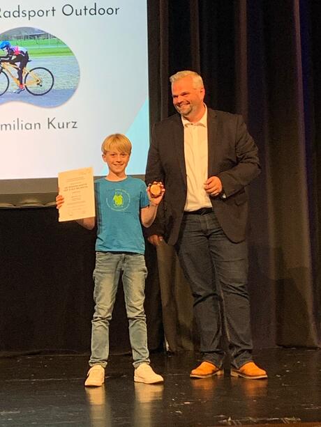 Radsportler Maximilian Kurz (l.) mit dem 1. Stadtrat Daniel Jung