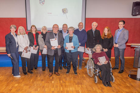 Annette Böhle (links) und Matthias Bode (rechts) ehrten Irmgard Wilhelm, Monika Heil, Bärbel Neusel (50 Jahre Mitgliedschaft), Karl-Heinz Spohr (75 Jahre Mitgliedschaft), Willi Günter (60 jahre Mitgliedschaft), Lieselotte Diegler (75 Jahre Mitgliedschaft), Helmut Bringmann (70 Jahre Mitgliedschaft), Volker Jakob, Marianne Ritze (60 Jahre Mitgliedschaft) mit Enkelin Melissa Rhön