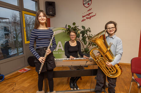 Leonie und Leander Merrill mit Mutter Julia von der Musikschule Baunatal